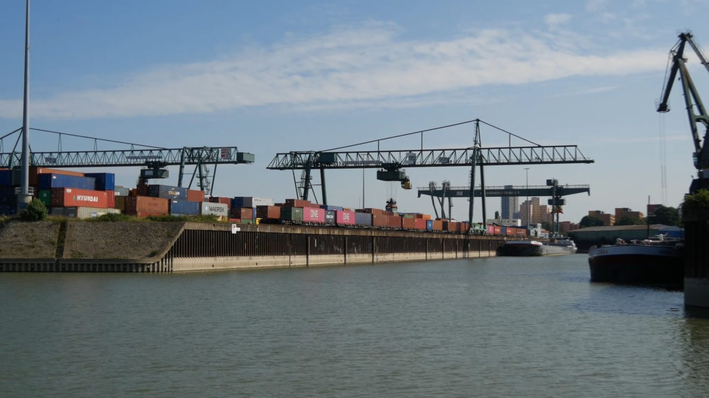 Containerumschlag im Niehler Hafen